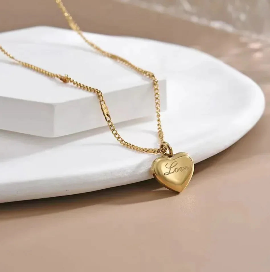 Vintage Love Heart Pendant Necklace - Elegant Fashion Jewelry for Women