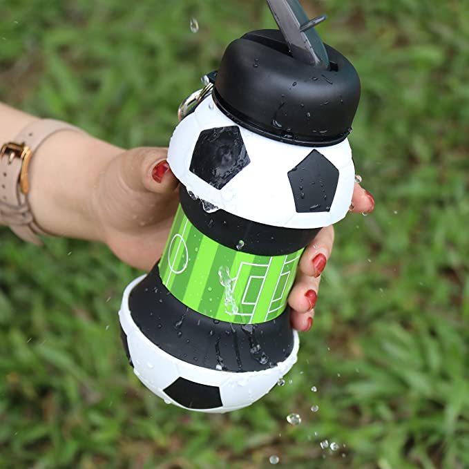 Fußball Fußball Silikon Wasserflasche mit Strohhalm Faltbare zusammenklappbare Reise ungiftige Flaschen Innovative Camping