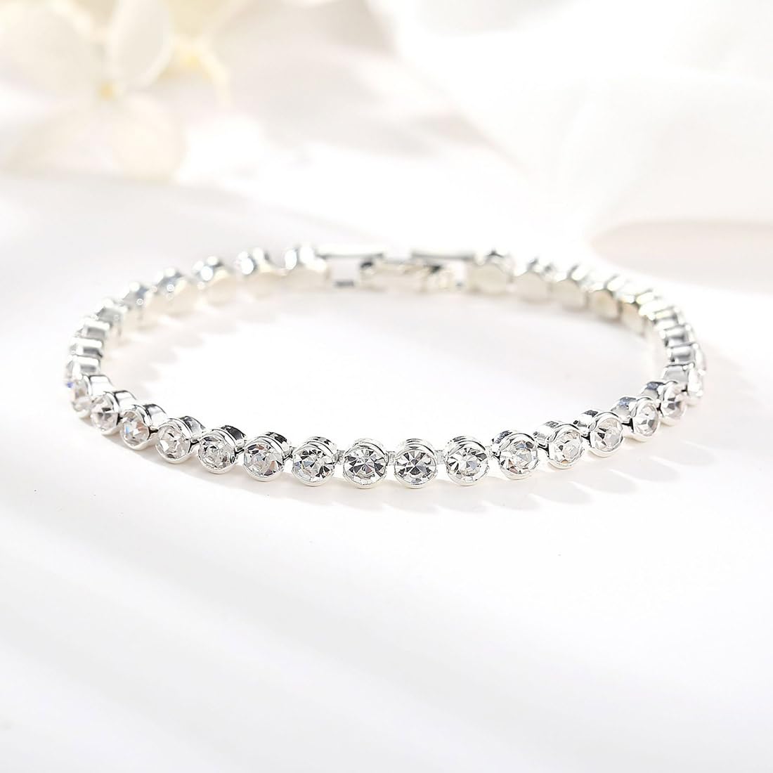 Cubahop Strass Infinity Tennis Armbänder Freundschaft Hand Zubehör Schmuck für Frauen und Mädchen (B-Silber)