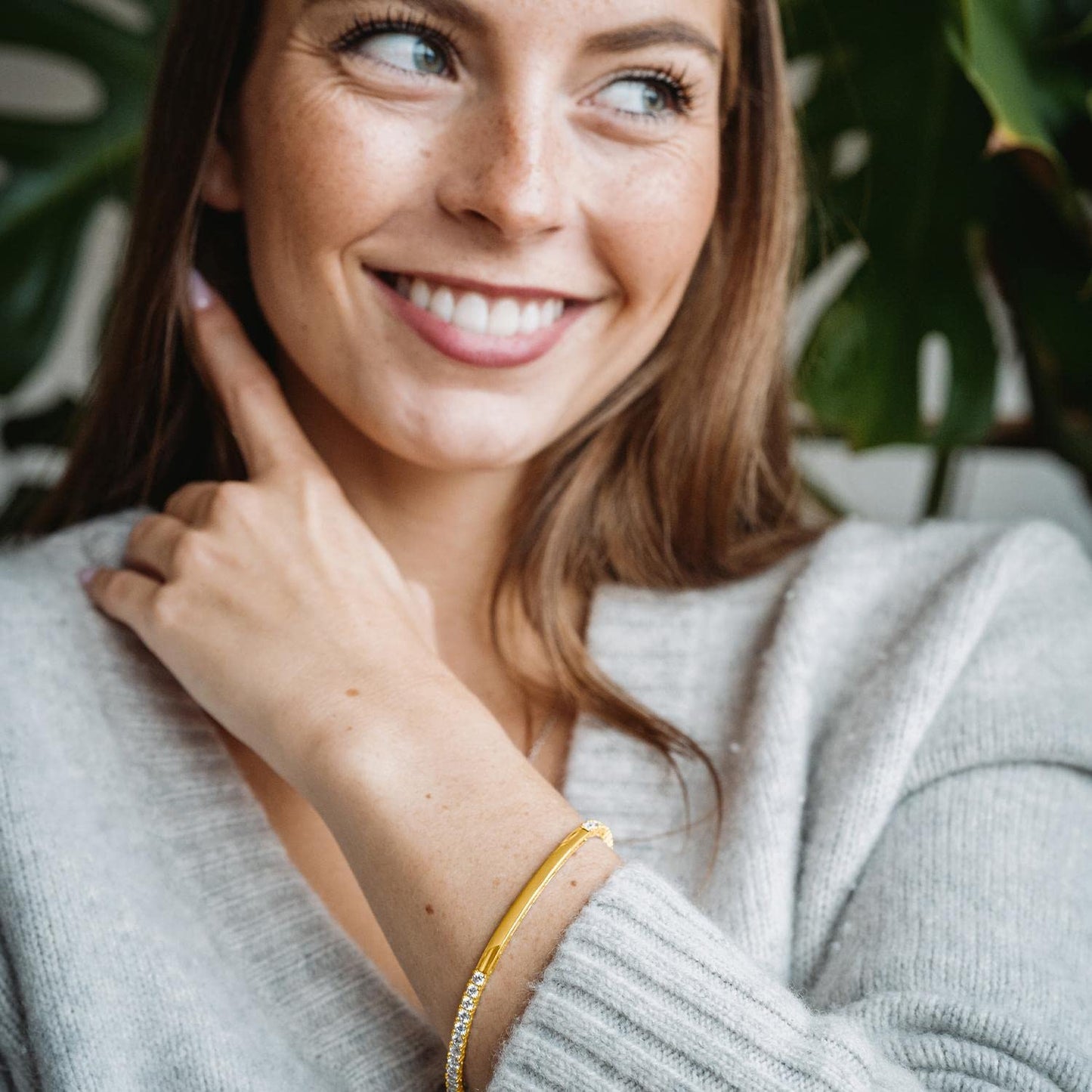 Amoonic Damen Armband Gold mit Gravur | Tennisarmband mit Zirkoniasteinen | Personalisierte Armkette für Frauen als Geschenk für Mutter Tochter Freundin