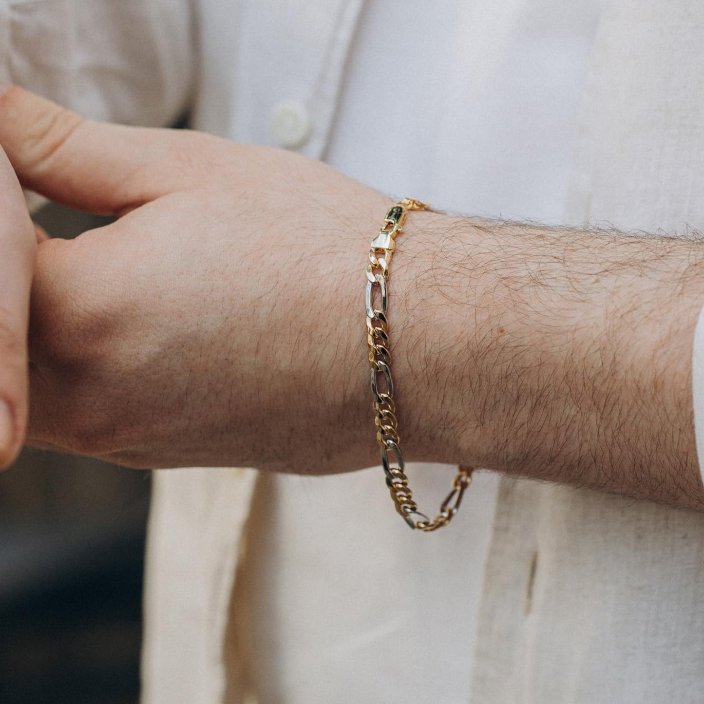 EDELIND Gold Armband Herren 333 Echtgold | Länge 19 cm | 5,7 mm | 8 Karat Armkette Gold | Bicolor Goldarmband hohl Gelbgold/Weißgold | Bracelet Figarokette Gold | Schmuck Geschenk Box