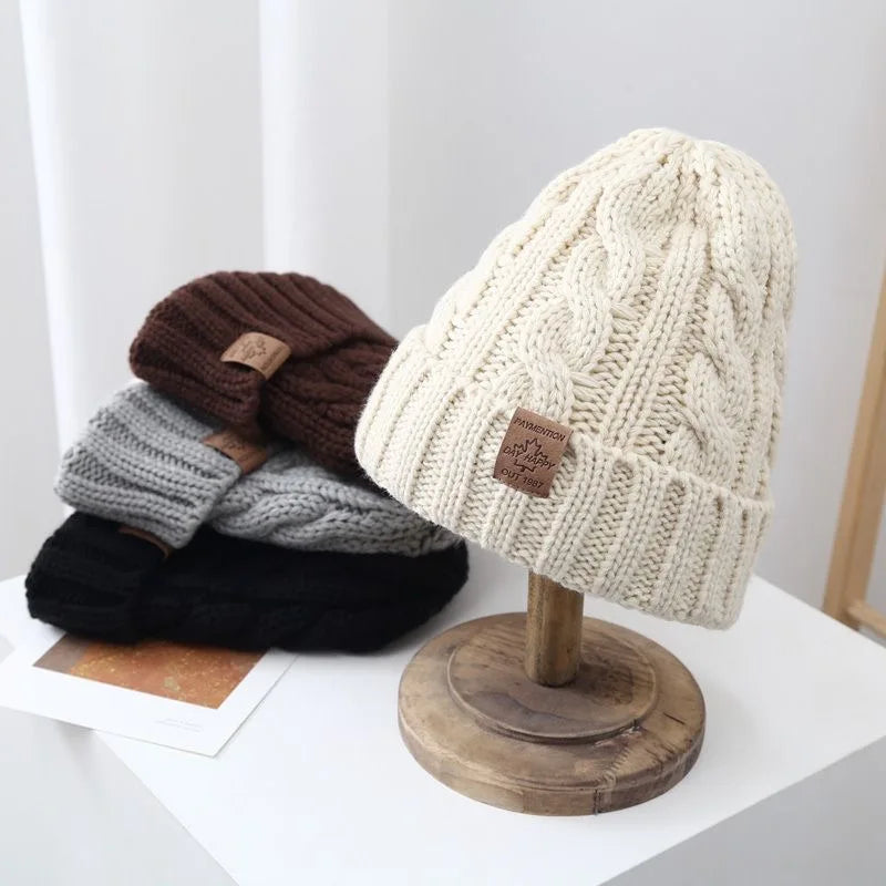 Neue Unisex-Wintermützen mit Pelzfutter für Männer und Frauen, warme Beanie-Kappe, lässig, mit Ahornblatt-Etikett-Dekor, Winter-Strickmützen