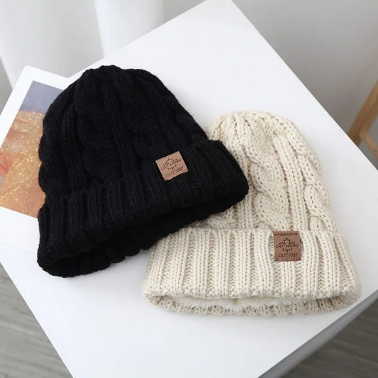 Neue Unisex-Wintermützen mit Pelzfutter für Männer und Frauen, warme Beanie-Kappe, lässig, mit Ahornblatt-Etikett-Dekor, Winter-Strickmützen