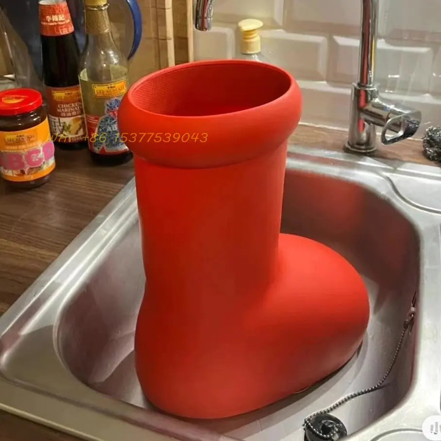 Rote Gummistiefel mit dicker Sohle